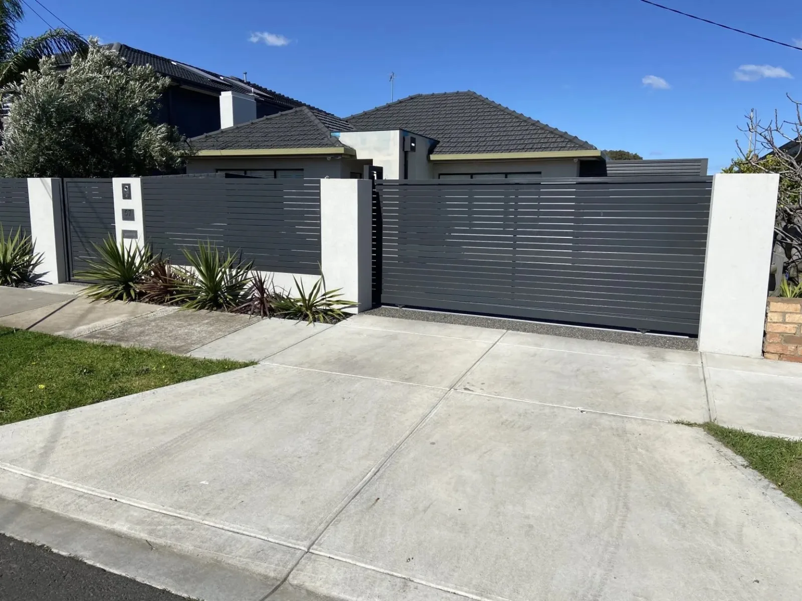 Modern Horizontal Aluminum Slat Driveway Gate